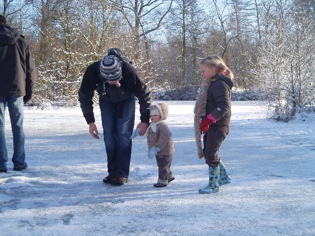 Komaan Merel schuiven!
Aan de hand van de papa is Merel al een echte heldin op het ijs.

