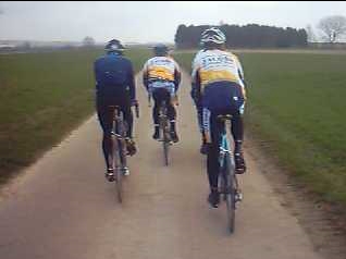 Vlakke wegen in Veltem
Het lijken wel vlakke polders maar dit zijn de glooiende heuvelruggen van de uitlopers van het Hageland achter Leuven in Veltem. Voor je deze fiets- en wandelwegen bereikt moet je eerst even doorbijten op hellende wegen vanuit Leefdaal, Vossem, Neerijse of Huldenberg.
