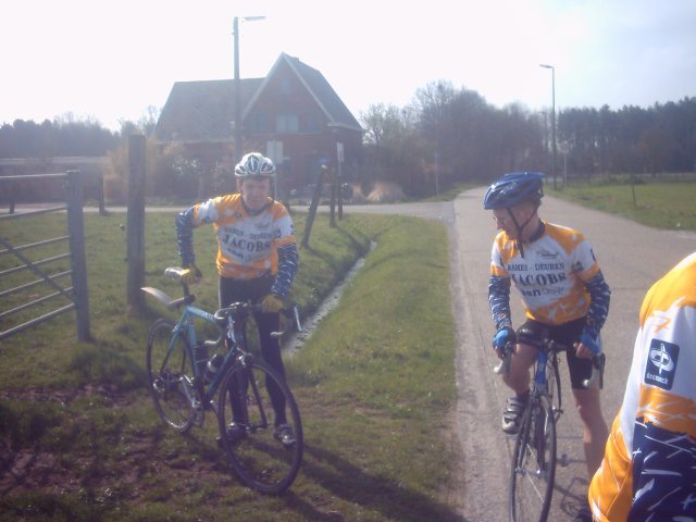 Pit geraakt niet weg
Door pose op het moment van foto lijkt het wel of Pit niet meer weg geraakt, en Johan kijkt of er ergens iets vast zit aan Pit zijn fiets. 
