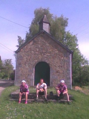 Fre omringd door Funbikers
We stonden met 4 Nissorappers aan de start maar Johan nodigde ook zijn broer Paul uit en die bracht een Funbiker-collega mee (Peter).
