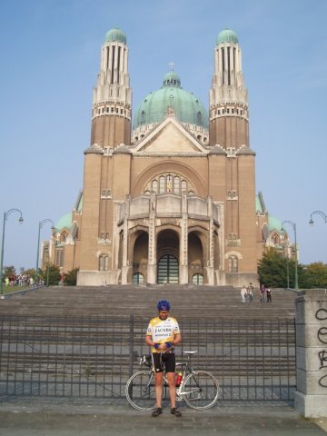 Ja die van Koekelberg
Hale had de basiliek op zijn verlanglijstje gezet, en dus eerst daarheen. Wel niet voor herhaling vatbaar, want teveel rode lichten, waarvoor we eerst wel plichtsgetrouw stopten, maar dan door een eikel van een flik die ons door het groen zag rijden en kwam vragen of het nog roder kon zijn, en daar dan nog over bleef zagen, vanuit zijn combi op een autoluwe zondag, nota bene ! Wat een uitslover.
