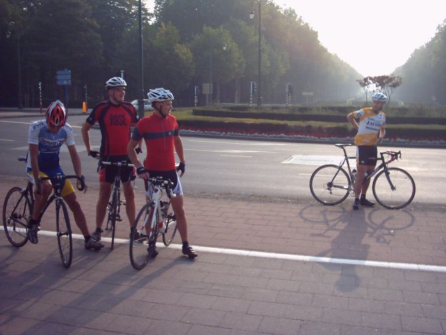 Voor de basisiek
daar ligt een parkje en een brede dreef, en zicht op Brussel Noord.

