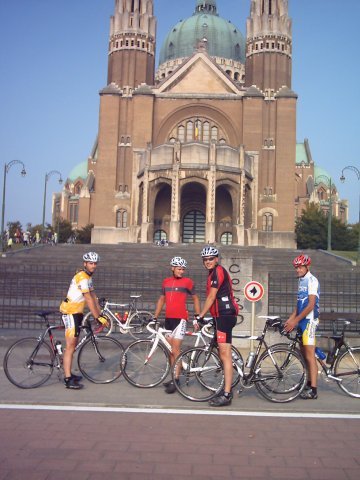 Basiliek van Koekelberg
Omdat er in het hek opzij nog een poortje openstond, reden we daarlangs nog even naar boven langs het voorportaal, waar een groot plein met kasseien bleek te liggen.
