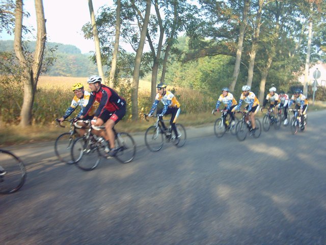 De groep in Gelrode
Iets voorbij het rondpunt tussen Gelrode en Betekom, op weg naar de Moedermeule waar we de lange klim rechts zouden nemen
