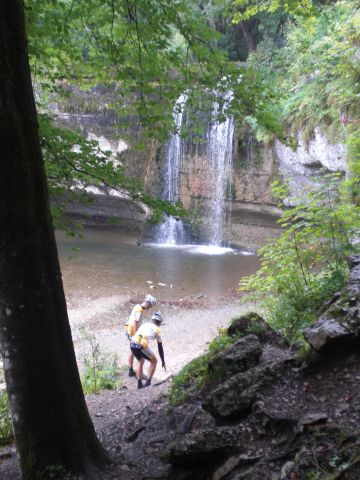 Steile afdaling
Onmiddellijk na de aankomst in Morez vertrokken we in de namiddag voor een eerste rit van een dikke 70km. De eerste afdaling van de reis was meteen de gevaarlijkste.  Wijselijk lieten we de fiets boven staan en"schoven" te voet naar de Saut de Forge .
