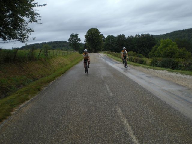 Op weg op de D75 in de buurt van Le Frasnois.
Erg rustig was het daar, dus ik zag de kans om de eerste on-bike foto te nemen.  Pit probeert hier langs links weg te demareren.
