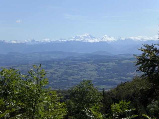Uitzicht op de Alpen (en de Mont Blanc), vlak voor de Col de Richemond.
Zaterdag vertrokken we met z'n vieren met de bus richting Billiat, een gehucht van Bellegarde.  Vandaag staat de mooiste (en zwaarste) rit van de reis op het programma: vier beklimmingen met onder andere de Col du Grand Colombier.
