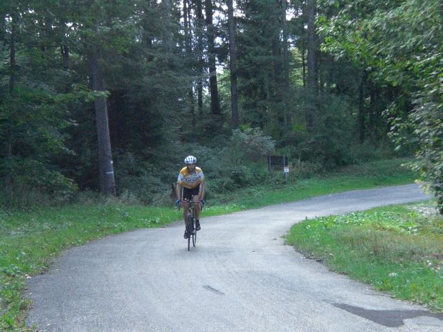 Laatste knikje naar het eerste colplaatje van de Col de la Biche.
Omdat we die ochtend al een uur met de bus onderweg waren geweest, moesten we snel stoppen om de magen te vullen.  Gelukkig vonden we in Champagne-en-Valromey een tof terras.  Op de foto zie je Raf die met een volle maag het laatste stukje naar de top van de Col de la Biche aflegt .
