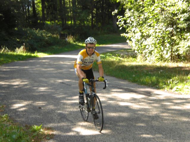 Pit boven.
Pit arriveert hier ook aan het eerste colplaatje van de Col de la Biche.  Na de verplichte foto op de top, volgde een korte afdaling om dan terug te klimmen naar de "tweede" top.
