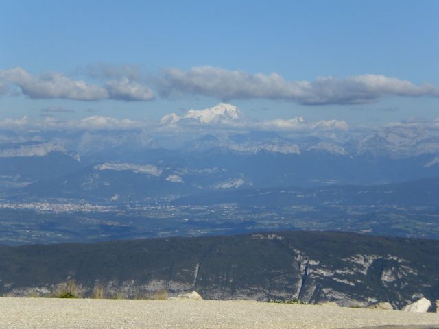 Top van de Mont Blanc in de wolken.
De top van de Mont Blanc wordt hier mooi aangeduid door wolk die er net boven hangt.
