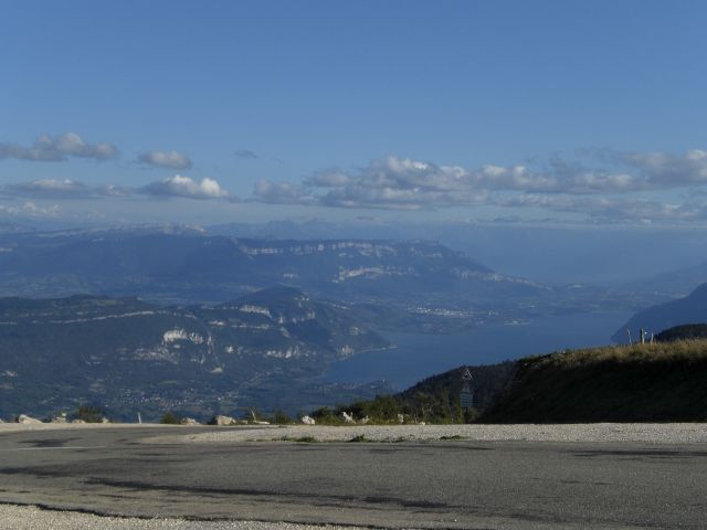 Zicht op Aix-les-Bains.
Eerst was er nog twijfel welk meer we hier zagen, maar een lokale Fransman kwam ons te hulp: het gaat hier om Lac Du Bourget en Aix-les-Bains.
