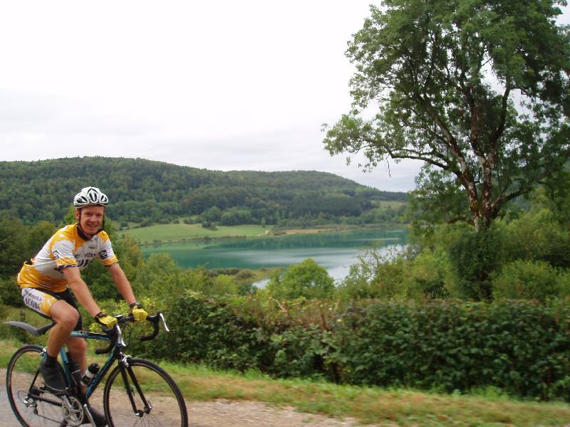 Pit fietst langs een van de vele meren in de Jura
Waarom de Jura zo'n groene streek is mochten we tijdens onze reis jammer genoeg ondervinden!
