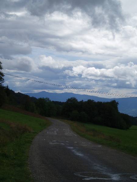 Zicht op de Grand Colombier
Boven op de Col de MenthiÃ¨res hebben we een mooi uitzicht op de bergkam van de Grand Colombier die het stevige toetje van onze fietsreis zal worden op zaterdag.
