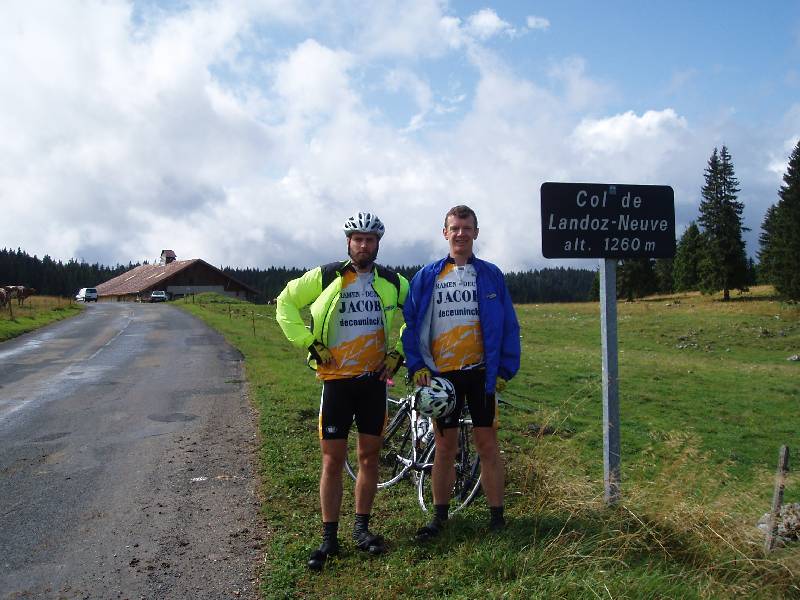 Bijna in Zwitserland
Johan keerde zijn fiets om wegens te veel regen, maar Raf en Pit zetten door en reden nog een mooi stuk door Zwitserland. Het weer bleef wel niet altijd zonnig! Laatste col voor Zwitserland was de Col de Landoz-Neuve
