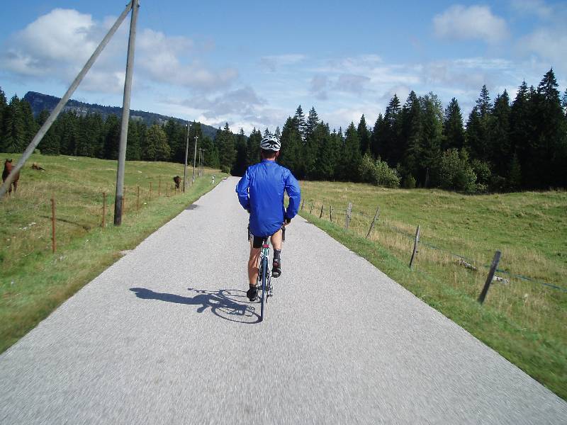 Pit vervolgt zijn weg.
Genietend van het zonnetje vervolgt Pit zijn weg doorheen Zwitserland.

