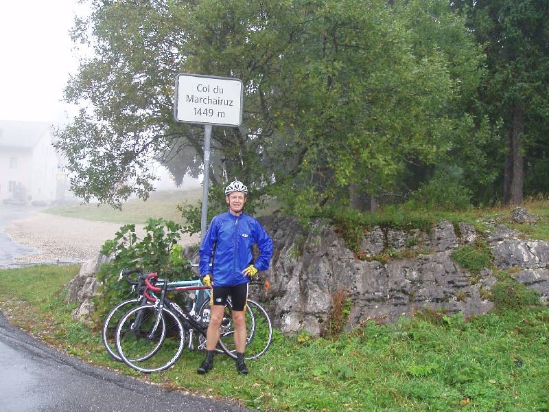 In de regen en kou op de Col de Marchairuz
Het mooie weer in Zwitserland sloeg om op de terugweg naar Frankrijk en boven op de Col de Marchairuz begon het stevig te regenen en waaien. Het was er nog slechts 9.5Â°C.
