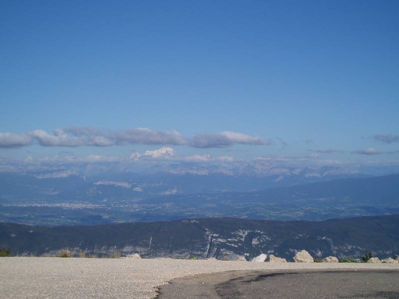 Op de top van de Grand Colombier
De Grand Colombier was de koninginneklim van onze reis (kijk maar eens in het verslag voor de grafiek!!!) en het loonde ook enorm de moeite om daar naar boven te fietsen want je wordt er beloond met een machtig panorama. (Alpen met Mont Blanc, Annecy + stukje meer, Aix-les-Bains + meer van Bourget, RhÃ´ne, ...)
