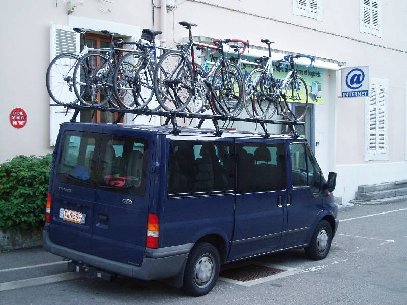 Klaar voor terugtocht
Dit jaar was ons vervoer handig geregeld met een busje waarin ruim plaats was voor 8 man en waarop we makkelijk 8 fietsen kwijt konden.
