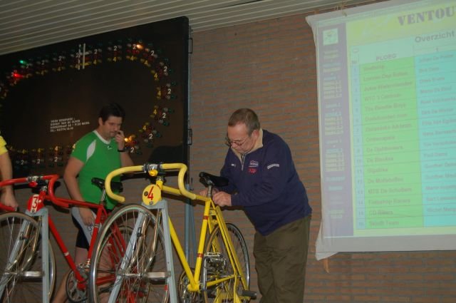 De helper van Ronny Van De Vijver kijkt de fietsen nog een laatste keer na voor we met wedstrijd gaan beginnen.
"Snelste Spurter" Bart Melis wil nog snel (!) even komen opwarmen
