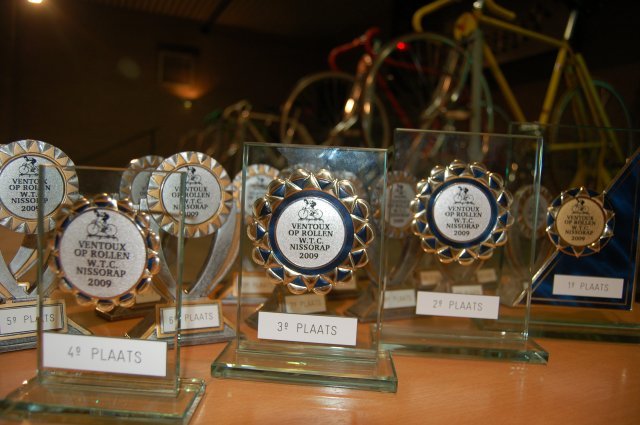 De hoofdprijzen
De vier finalisten krijgen een wat grotere trofee en wat extra drankbonnetjes.
