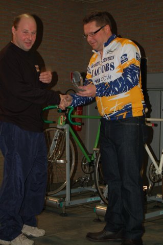 14e plaats: De Djabbereers
Geert Timmermans ontvangt de trofee.
