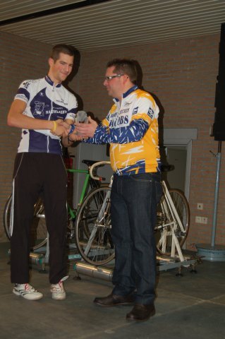 5e plaats: Jutse Wielervrienden
Pieter Van Hoof komt de verdiende trofee voor de 5e plaats oppikken.
