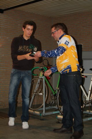 4e plaats: Omterrapste
Pieter van Herck mag van schoonpa Dirk de trofee komen halen.
