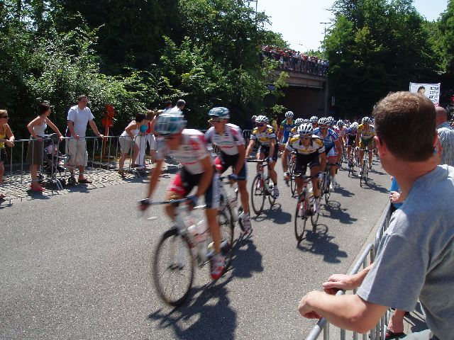 Het peloton controleert
Met nog heel wat kilometers voor de boeg controleren Lotto en Topsport Vlaanderen rustig het peloton
