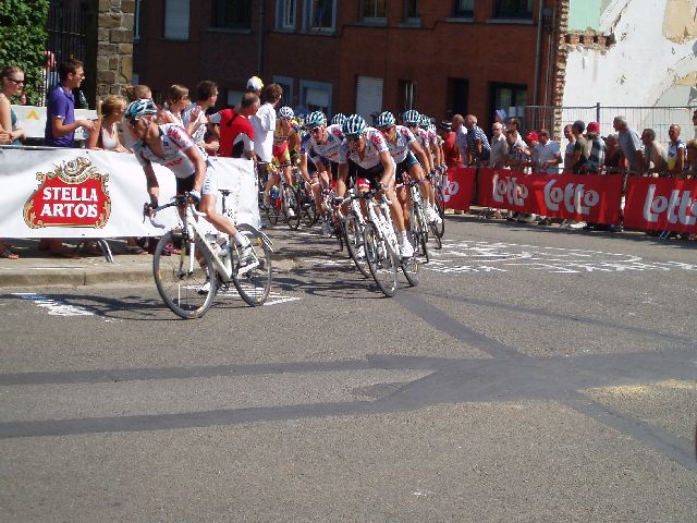 Treintje op de rails
Philippe Gilbert vond dat het tijd werd om koers te gaan maken en stuurt zijn troepen naar het front. Tom Stubbe sleurt het peloton over de Wijnpers.
