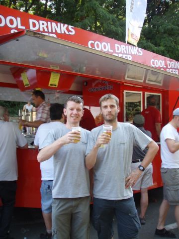 Waar Leuven trots op is
Nee, niet op Louis I maar natuurlijk wel op hun Stella.
Dit rondje werd ons getrakteerd door enkele leden van de "Hoge Raad van de Oude Markt" (Yoli en Bere Folie)
