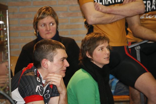Supporters zijn gespannen
Ploeggenoten van de CD-Bikers en de Fikskes en een vrouwelijke supporter (Veerle) van de Fikskes volgen de finale in spanning.
