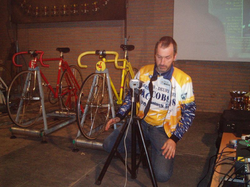 ICT-Koen
Koen zorgde dit jaar voor een nieuwigheid. Tijdens de wedstrijden brachten we de inspanningen van de renner op de gele fiets live in beeld op ons scorebord.
