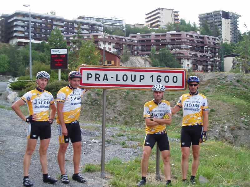 De eerste col zit er op
Het startschot van de jaarlijkse Nissorap-reis is gegeven. Na een lange autorit (12u), klommen we toch nog even de fiets op om de klim naar het skistation Pra Loup te maken.
