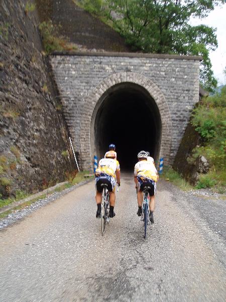 Onvermijdelijke tunnels
Als je in de bergen gaat fietsen moet je onvermijdelijk wel eens door tunnels. Dit tunneltje was onverlicht maar had gelukkig een erg goed wegdek.
