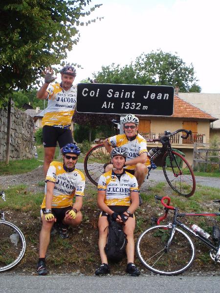 Boven op de Col Saint-Jean
Danny is duidelijk fier dat hij al vijf cols deed vandaag.
