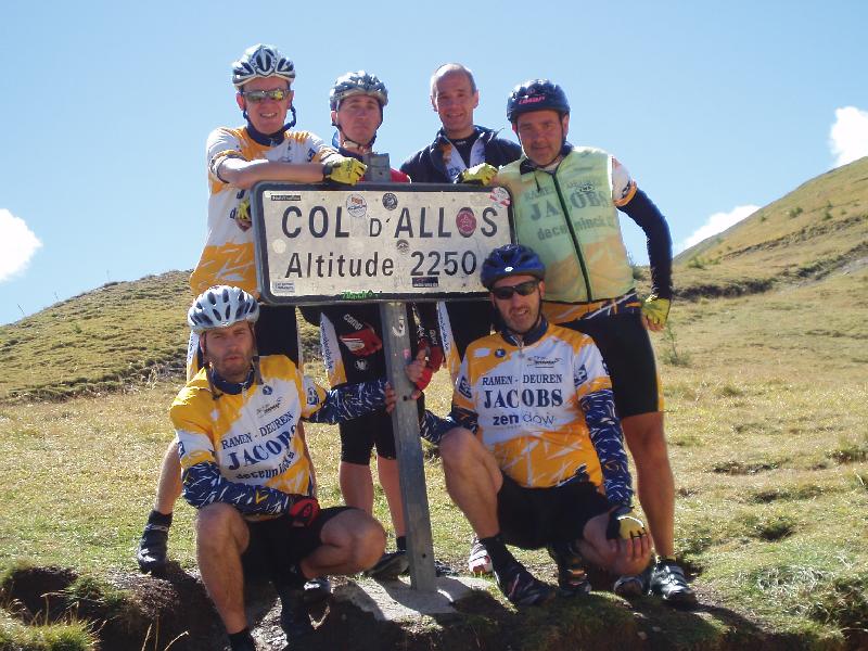 Boven op de Allos
Als iedereen eindelijk boven is, moet de colfoto natuurlijk genomen worden.
