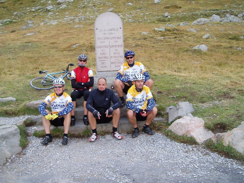 Het voorlopige dak van de reis
Met zijn 2326m is de Col de la Cayolle het voorlopig hoogste punt van de reis. Maar met de Cime de la Bonette in de buurt zou dat natuurlijk niet blijven duren!
