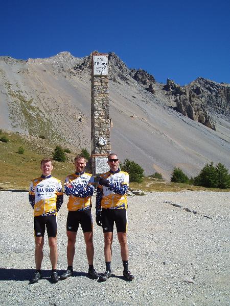 Een van de mooiste "colplaatjes" tot nu toe
De scalp van de Izoard moet natuurlijk in de trofeeÃ«nkast van elke wielertoerist hangen.
Deze col hoort natuurlijk bij de mythische tourcols.
