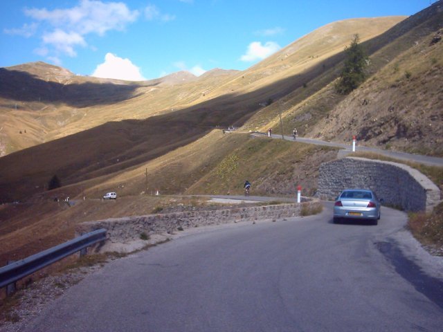 Afdaling Col d'Allos
Afdaling van Col d'Allos waar ieder zijn weg kiest. Pit zou net al in de klim weer een lekke band rijden.

