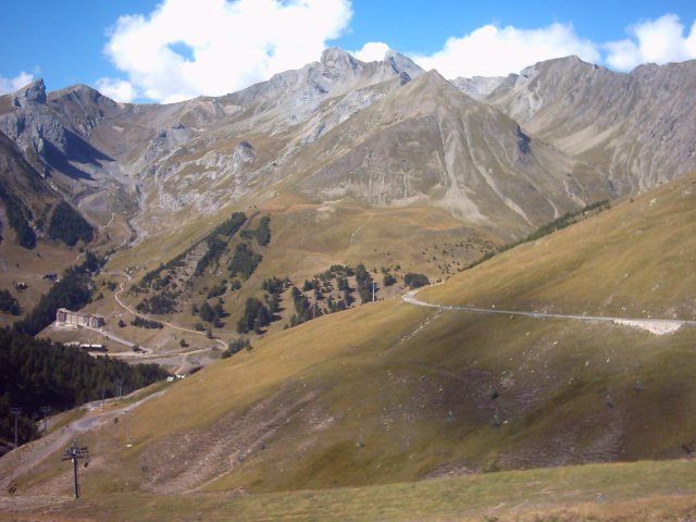 Uitzicht tijdens afdaling van Col d'Allos
Geweldig vergezicht met op de weg tegen de bergflank een Nissorapper in volle afdaling (die witte stip)
