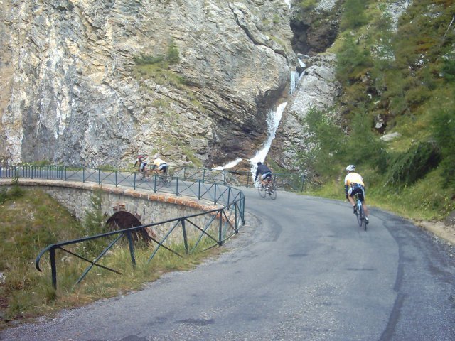 Afdaling Col de la Cayolle
Hier misten we een beetje de kijk op de prachtige natuur en omgeving door het miezerige weer, wat zorgde voor een gevaarlijk natte baan, verkleumde handen en zelfs krampen bij sommigen.
