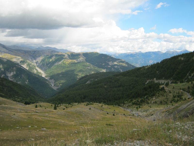 Panorama vanop de Col des Champs
Het eerste deel van de afdaling van de Col des Champs bood weidse vergezichten. Merk op dat we links reeds enkele donkerder wolken op ons af zien komen.
