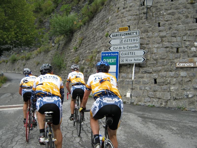 Col de la Cayolle - ouvert
De Cayolle is ouvert. Een half uurtje geleden was hij nog couvert, want bedekt met regenwolken. Deze col is de laatste, maar tevens hoogste van de dag. Voor sommige Nissorappers zou dit, na de Col des Champs, de Col des Cramps worden.
