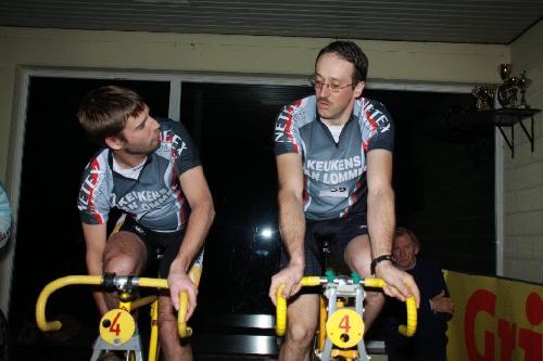 Nog even afspreken
Klaar voor de eerste wedstrijd een aflossing waarbij beide renners 300m moesten fietsen.
