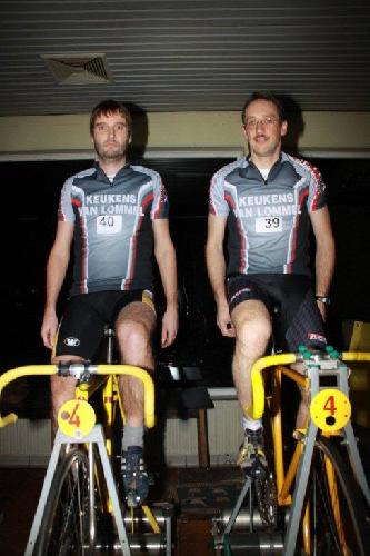De sponsor plezieren
Jammer voor Herman onze sponsor, maar Raf moest hier in andere kleuren rijden dan we met Nissorap gewoon zijn. Let wel op de broek!

