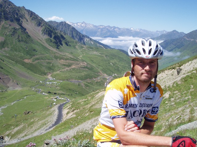 "Schone" coureur in een schoon landschap
Of is het lelijke coureur verbrodt schoon landschap? In ieder geval een mooi zicht op de net gereden kilometers. Je kan de eerste campers al geparkeerd zien voor de Tour die 5/6 dagen later zou passeren!
