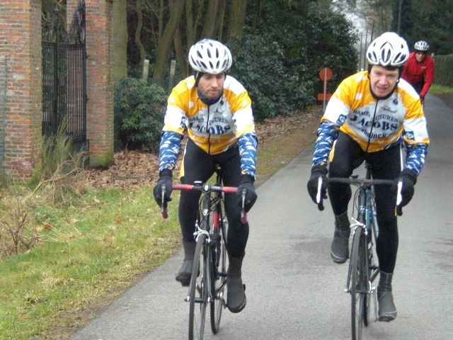Terug op gang trekken.
Raf, Pit en Christophe trekken zich terug op gang na de foto-shoot stop.
