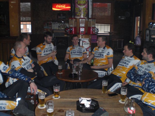 Samen in 't Pleintje
Gelag en gelach, bier en plezier, en gezwans (oa over Rafke) maken er altijd een prettige bijeenkomst van.
