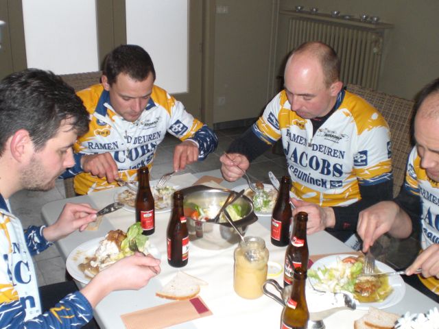 Smakelijk
Laat het jullie smaken ! En nog een gezond en kiplekker fietsjaar toegewenst aan alle Nissorappers
