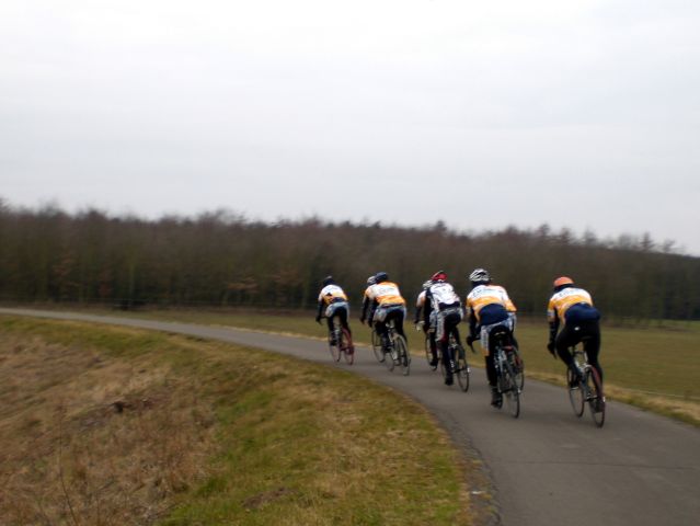 Op de Netedijk naar Lier 1
Na even wachten op uitslaper Ludo, reden we op de Netedijk pal tegen de strakke westenwind in richting Lier.
